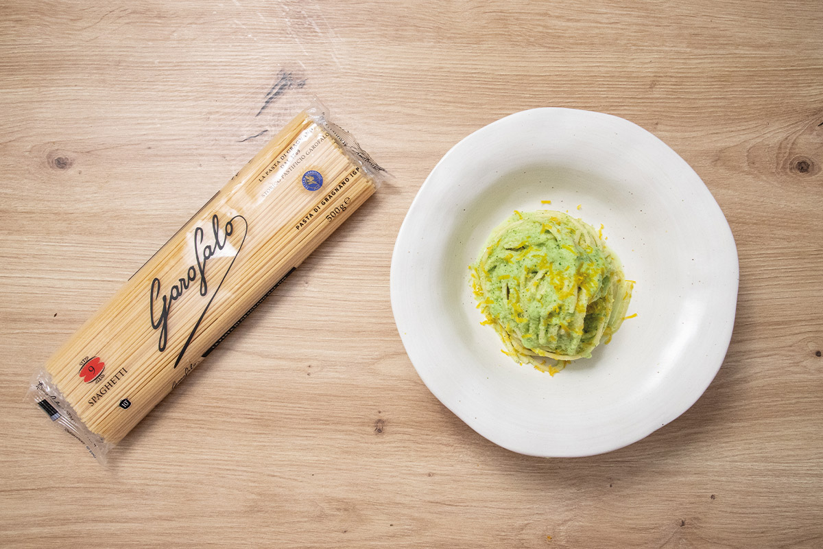 Spaghetti con crema de brócoli y botarga