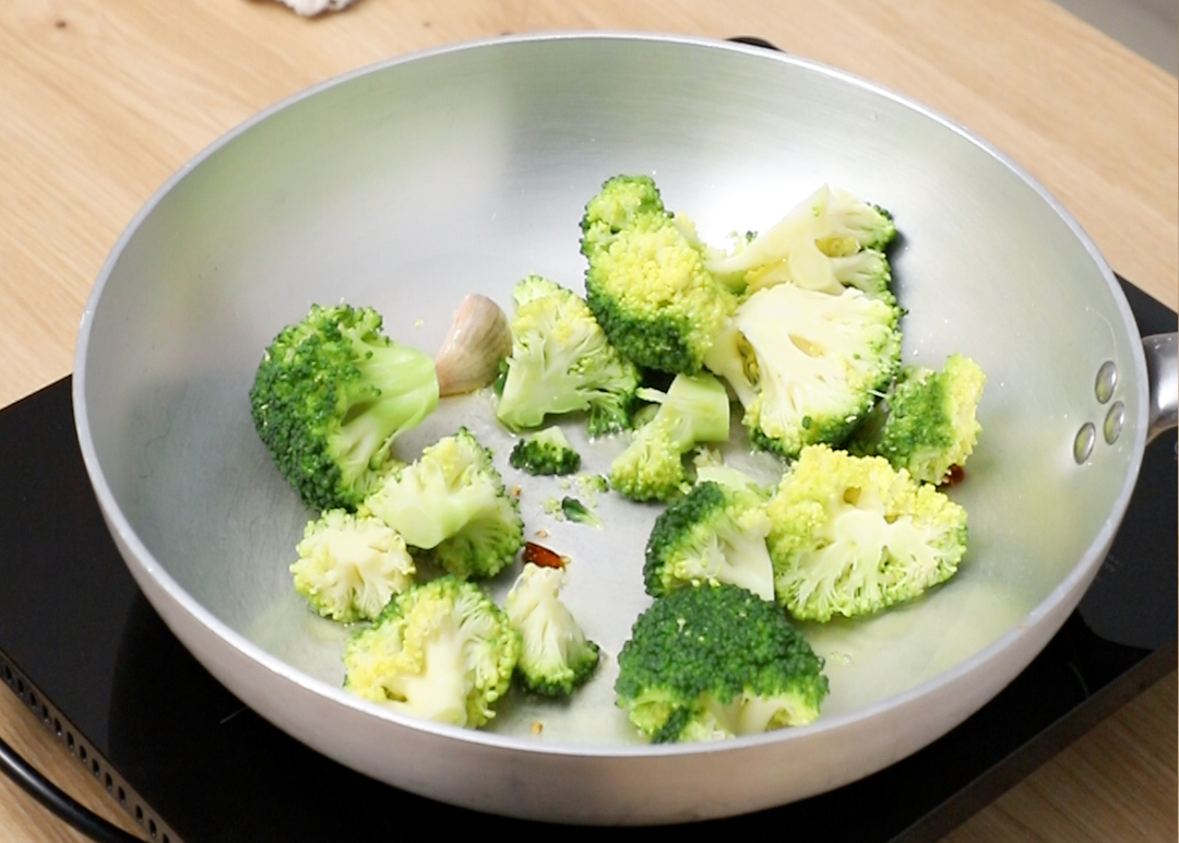 Spaghetti con crema de brócoli y botarga
