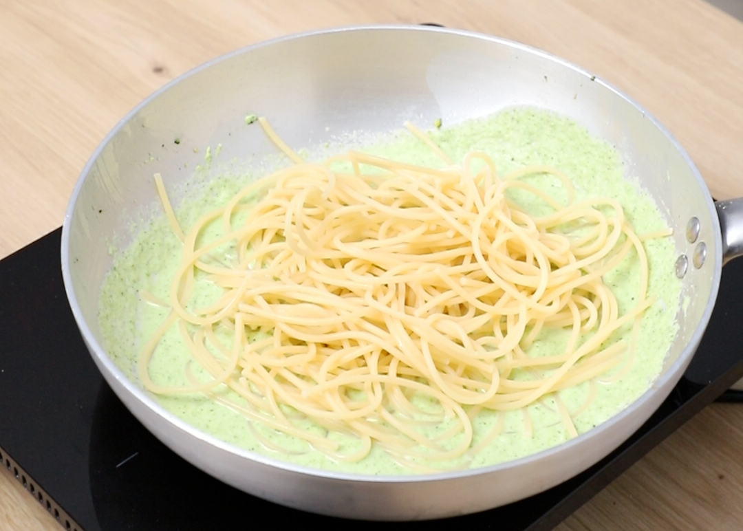 Spaghetti con crema de brócoli y botarga