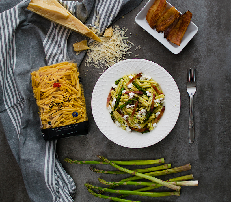 Pasta Garofalo - Casarecce con crema de espárragos, panceta crujiente y ricota salada