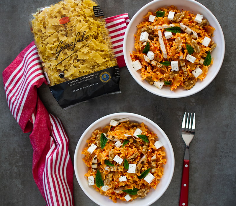 Pasta Garofalo - Ensalada de pasta con crema de pimiento rojo, pollo parrillero al comino y queso Feta