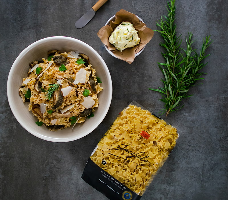 Pasta Garofalo - Mafalda Corta con boletus, mantequilla al romero y escamas de Grana Padano