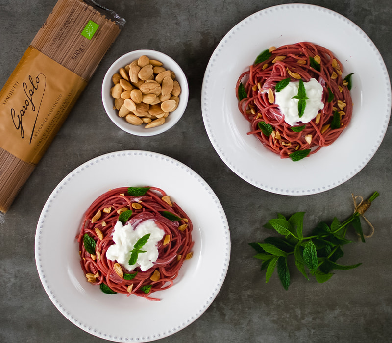 Pasta Garofalo - Spaghetti con crema de remolacha, burrata, almendras tostadas y menta