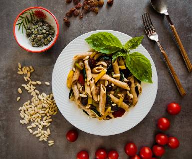 Pasta Garofalo - Pasta con Caponata de verduras, piñones y albahaca fresca