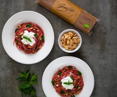 Pasta Garofalo - Spaghetti con crema de remolacha, burrata, almendras tostadas y menta