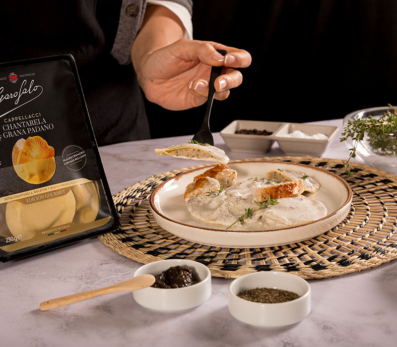 Pasta Garofalo - Capellacci Chantarela y Grana Padano con salsa cremosa de tartufo y pollo asado