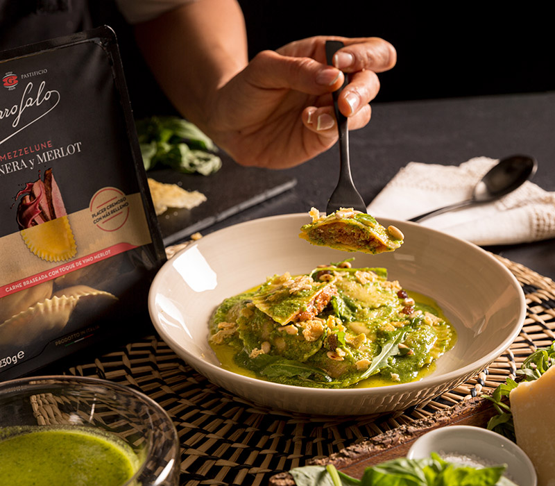 Pasta Garofalo - Mezzelune Ternera y Merlot con pesto de rúcula, pasas y crujiente de parmesano