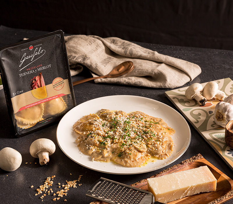 Pasta Garofalo - Mezzelune Ternera y Merlot con salsa cremosa de setas y almendras