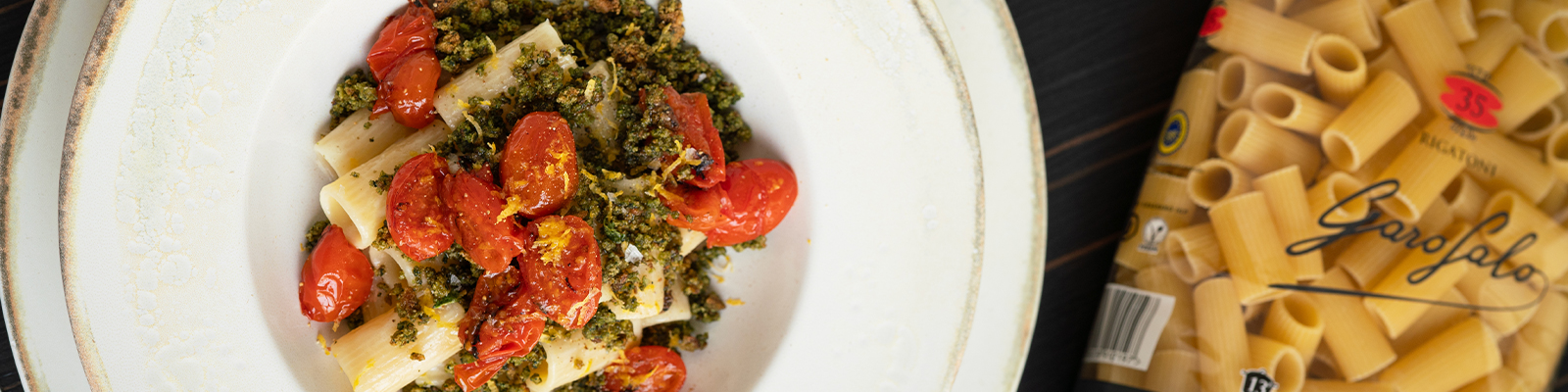 Pasta Garofalo - Pasta con burrata y tomates asados: una receta gourmet con pangrattato y albahaca