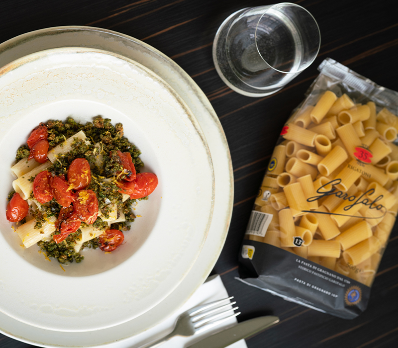 Pasta Garofalo - Pasta con burrata y tomates asados: una receta gourmet con pangrattato y albahaca