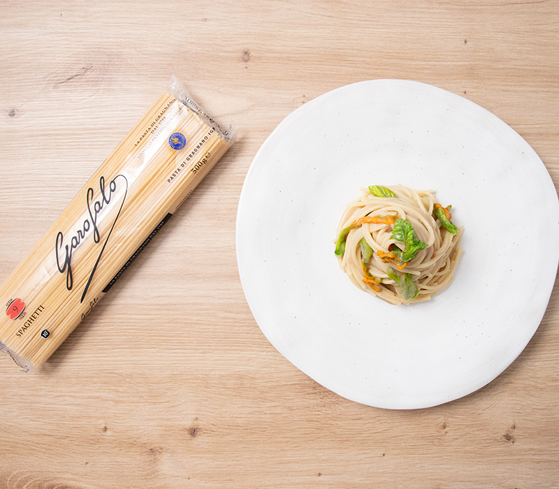 Pasta Garofalo - Espaguetis con anchoas y flores de calabacín: una receta rápida y con sabor a mar