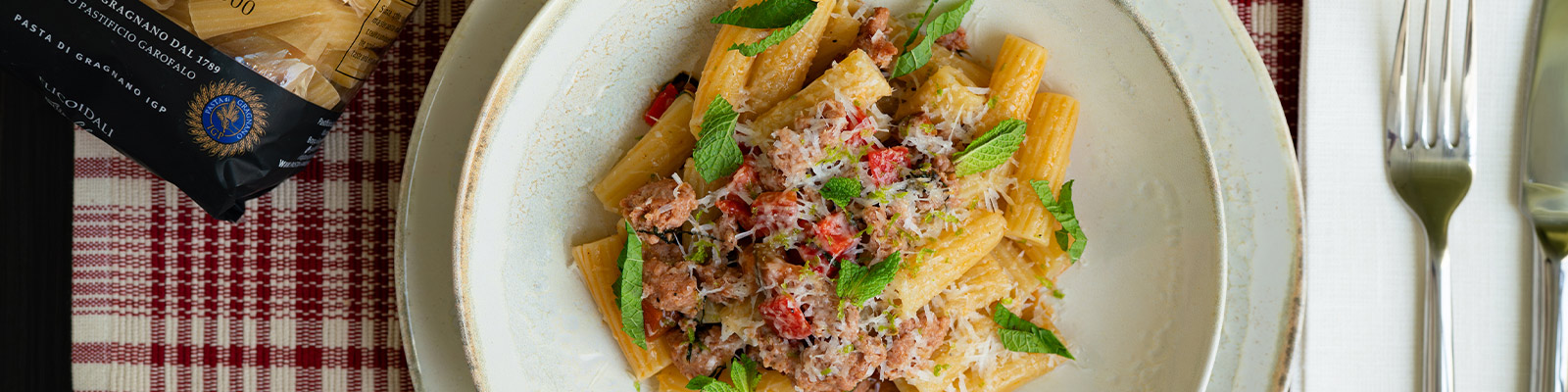Pasta Garofalo - Pasta con salchicha y pimiento rojo: una receta con carácter y frescura