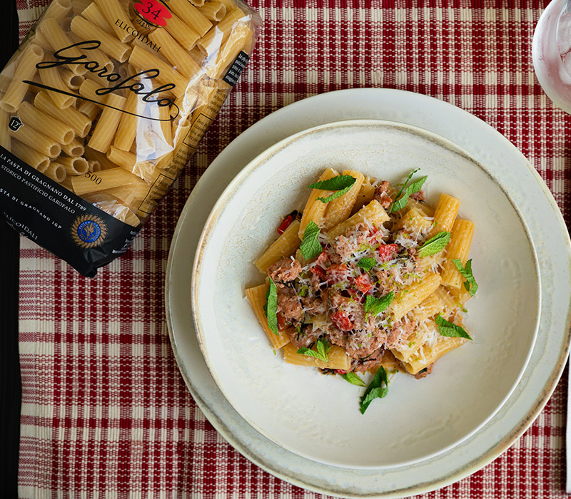 Pasta Garofalo - Pasta con salchicha y pimiento rojo: una receta con carácter y frescura