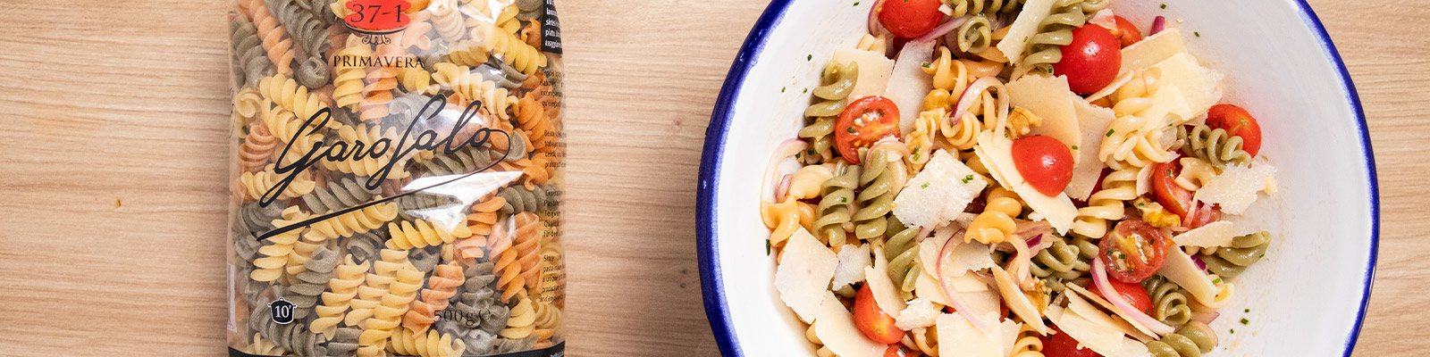 Pasta Garofalo - Ensalada de pasta con tomates cherry naranjas, menta fresca, cebolleta, nueces y parmesano