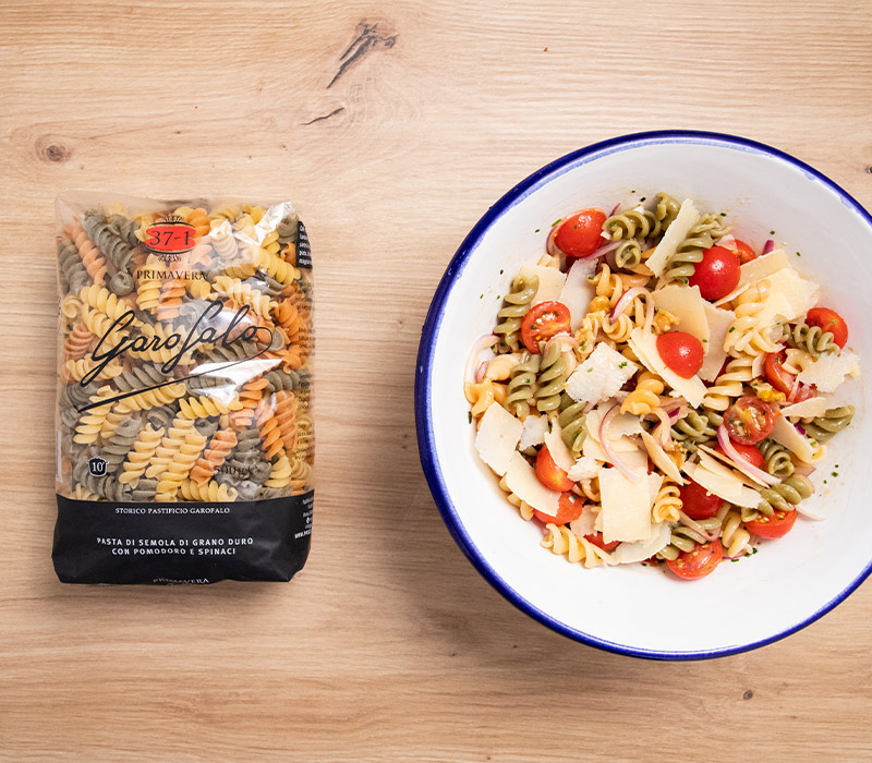Pasta Garofalo - Ensalada de pasta con tomates cherry naranjas, menta fresca, cebolleta, nueces y parmesano