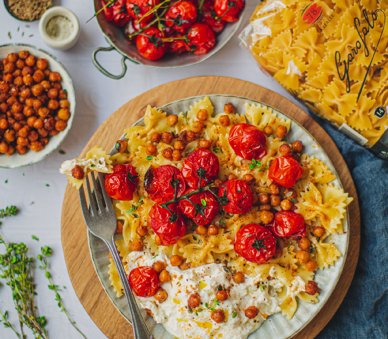 Pasta Garofalo - Farfalle aux tomates, pois chiches au four et burrata