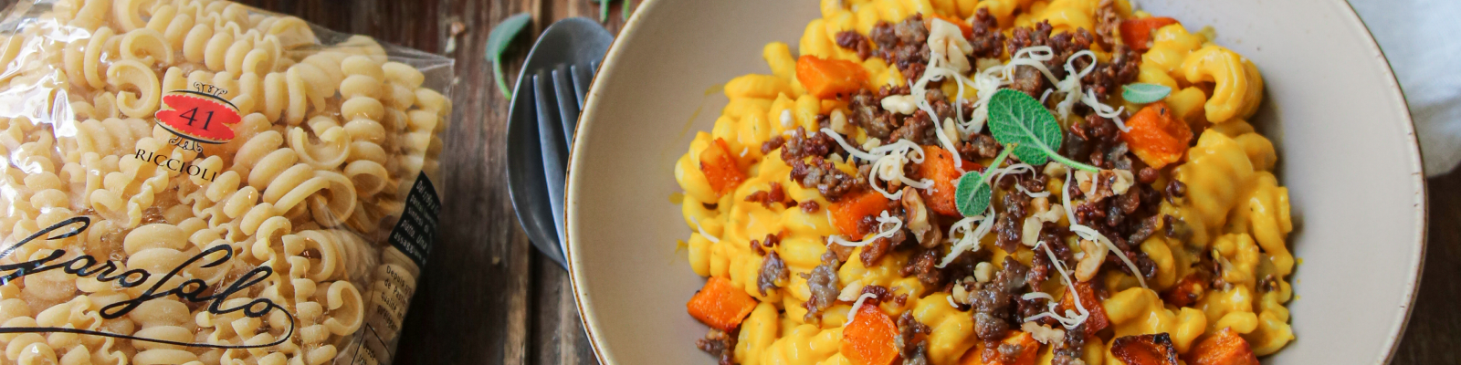 Pasta Garofalo - Ricciolli à la crème de Potimarron et crumble de saucisses et noix