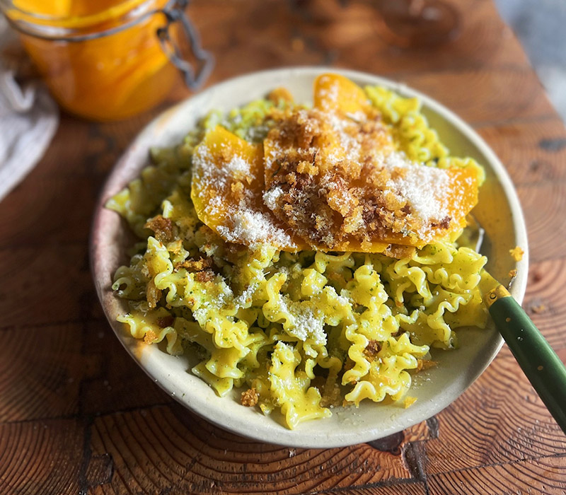 Pasta Garofalo - Lisa Lemkes pasta med dragonsmör, picklad pumpa och pangrattato