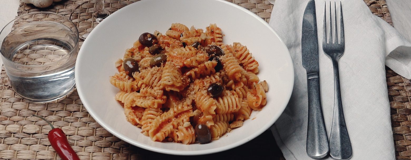 Pasta Garofalo - Radiatori med röd paprikakräm och Taggiasca-oliver