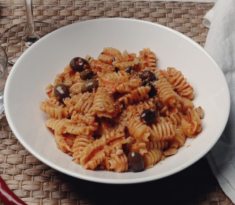 Pasta Garofalo - Radiatori med röd paprikakräm och Taggiasca-oliver